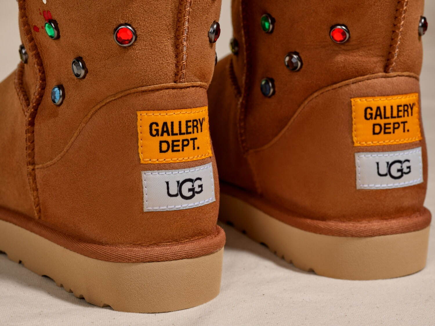 UGG“カラフルビジュー”付きブーツ＆スリッポン、米ギャラリー デプトとコラボ｜写真4