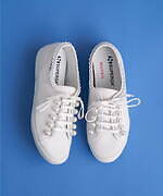 ミュベール × スペルガ初コラボ - パール＆チェーンのオールホワイトスニーカー、サテンの靴紐で｜写真1