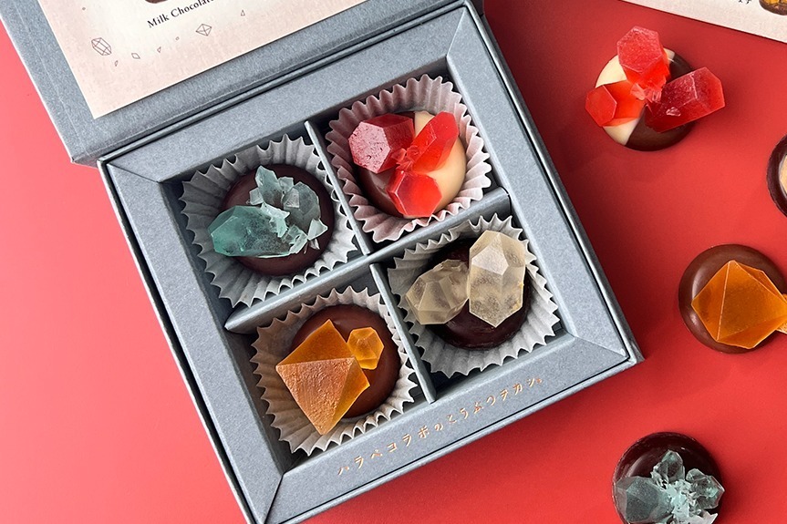 エメラルドグリーン｜“まるで鉱物”ホワイトデー限定ショコラが大阪・福岡で、エメラルド水晶＆蛍石イメージの琥珀糖をのせて