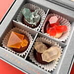 “まるで鉱物”ホワイトデー限定ショコラが大阪・福岡で、エメラルド水晶＆蛍石イメージの琥珀糖をのせて｜写真5