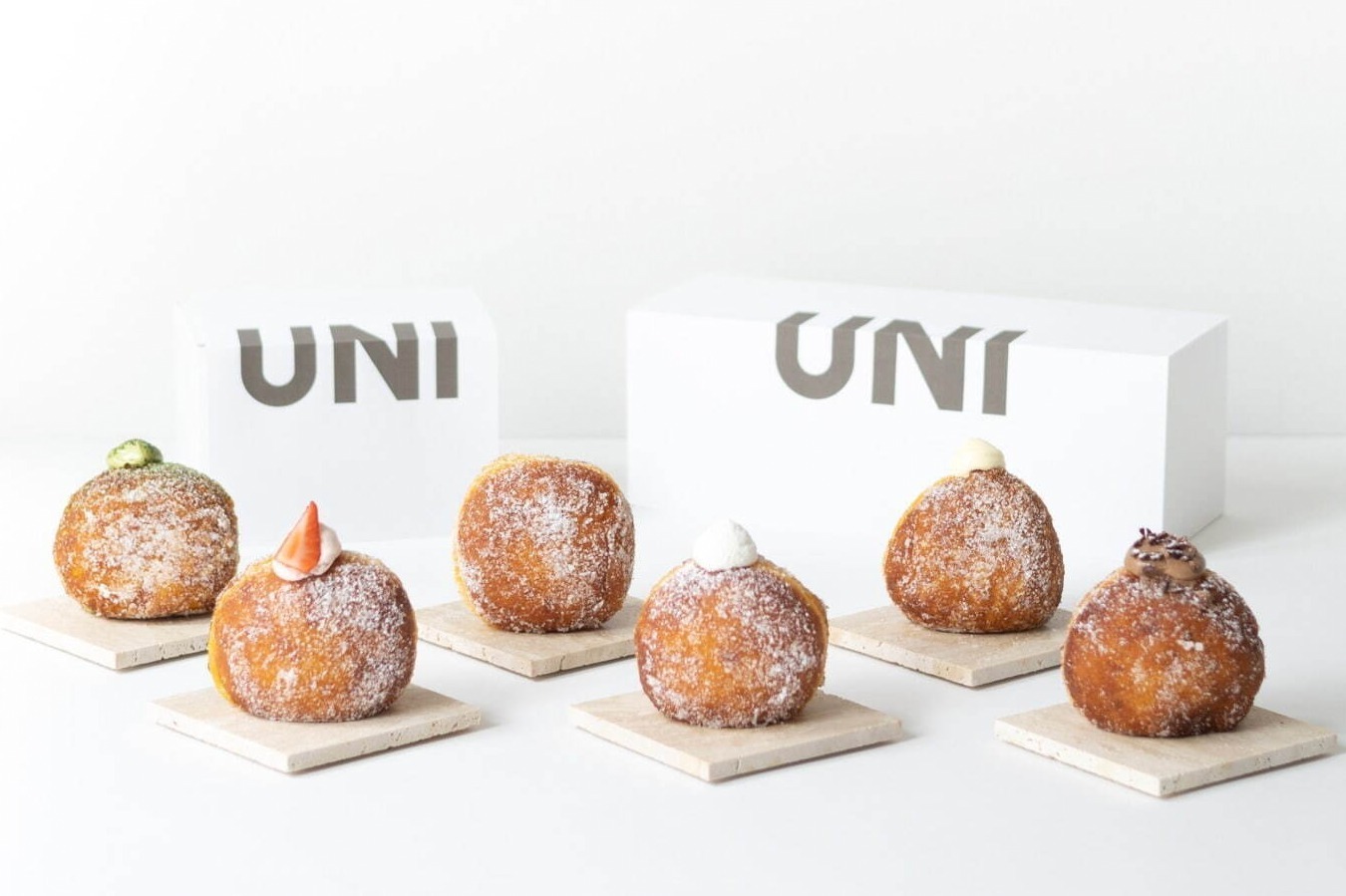 「ユニ コーヒー ロースタリー」初のテイクアウト専門店が神奈川・湘南に、ふわふわ生ドーナツ＆カヌレ等