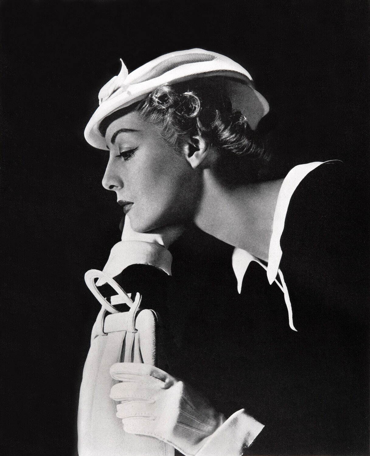 White piqué hat by CHANEL, white bagby Schiaparelli, 1936
©The George Hoyningen-Huene Estate Archives