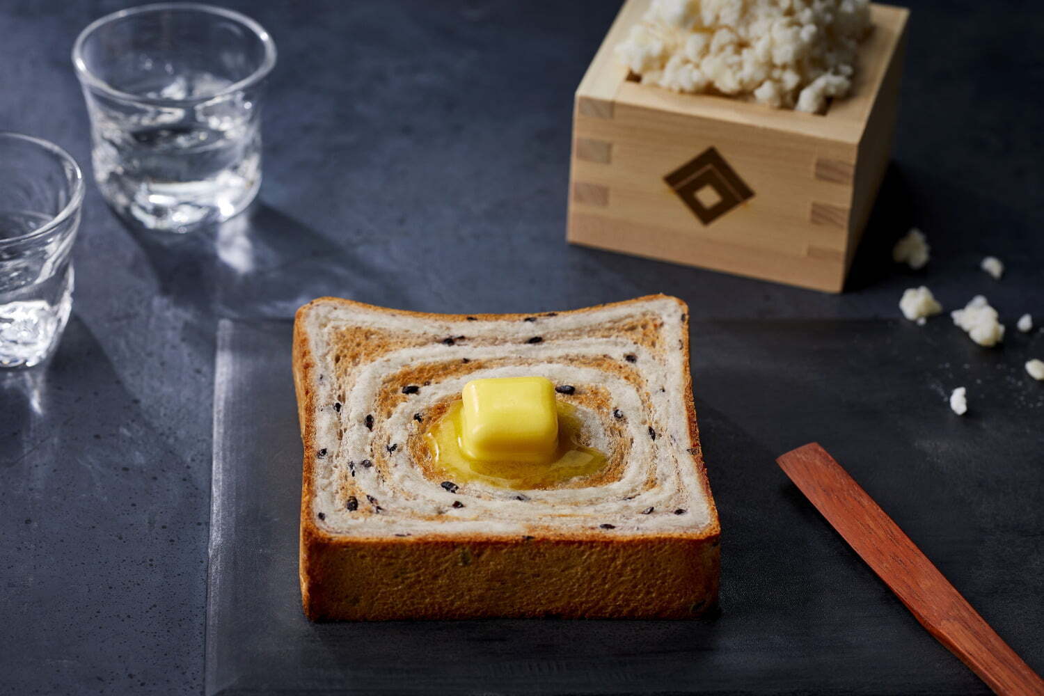 日本酒｜高級食パン「銀座に志かわ」×黒龍酒造の食パン、“渦模様”の大吟醸酒粕＆日本酒入り白あん