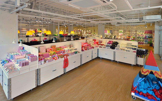 人気の雑貨店「フライング タイガー」神戸・三宮にオープン！国内では3店舗目の路面店 | 写真