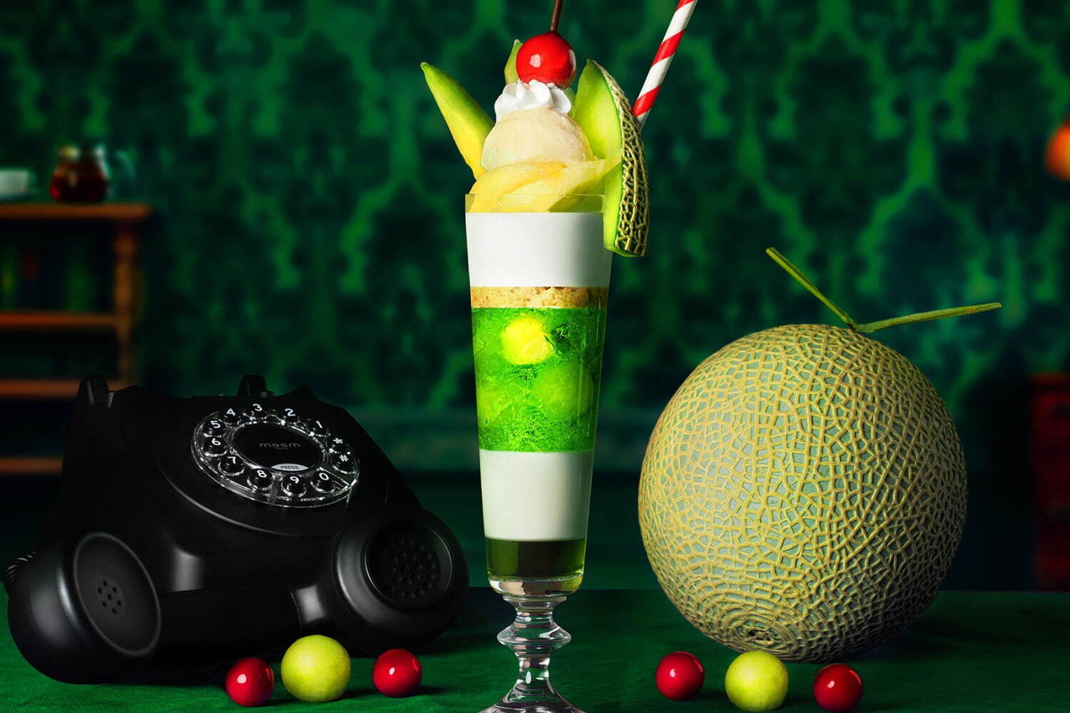 メズム東京からメロンクリームソーダ風「レイヤード・パフェ」美しい層を楽しむ贅沢メロンパフェ