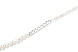 ヤヌーク×ステラハリウッド「YYYY」のシルバーロゴや淡水パールを配したネックレス、イヤーカフも