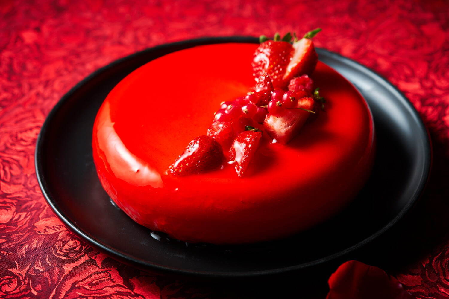 アートホテル大阪ベイタワー“赤1色”の苺スイーツビュッフェ、金箔で飾ったタワーケーキやカヌレ｜写真12