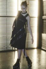 リミ フゥ“安全ピン”を連ねたパンキッシュなブラウスやスカート、“絞り染め”レースのブルゾンも｜写真4