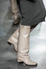 フェンディ 2024-25年秋冬ウィメンズコレクション - 英国とローマの共鳴が生む歓楽｜写真30