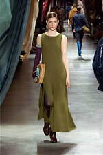 フェンディ 2024-25年秋冬ウィメンズコレクション - 英国とローマの共鳴が生む歓楽｜写真52