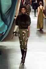 フェンディ 2024-25年秋冬ウィメンズコレクション - 英国とローマの共鳴が生む歓楽｜写真54