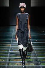 プラダ 2024年秋冬ウィメンズコレクション - 研ぎ澄ます歴史の諸断片｜写真13