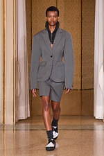 オニツカタイガー 2024-25年秋冬コレクション - 無機質な都市の冬景色｜写真1