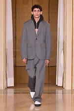 オニツカタイガー 2024-25年秋冬コレクション - 無機質な都市の冬景色｜写真2