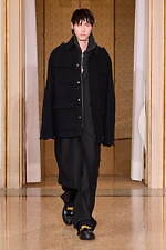 オニツカタイガー 2024-25年秋冬コレクション - 無機質な都市の冬景色｜写真4