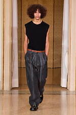 オニツカタイガー 2024-25年秋冬コレクション - 無機質な都市の冬景色｜写真7