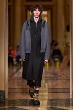 オニツカタイガー 2024-25年秋冬コレクション - 無機質な都市の冬景色｜写真9