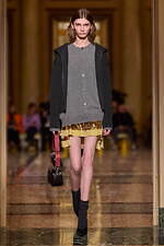 オニツカタイガー 2024-25年秋冬コレクション - 無機質な都市の冬景色｜写真10