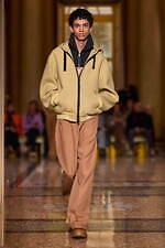 オニツカタイガー 2024-25年秋冬コレクション - 無機質な都市の冬景色｜写真12