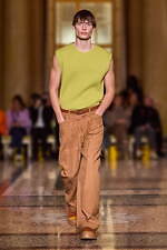 オニツカタイガー 2024-25年秋冬コレクション - 無機質な都市の冬景色｜写真13