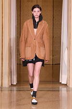 オニツカタイガー 2024-25年秋冬コレクション - 無機質な都市の冬景色｜写真15