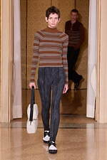 オニツカタイガー 2024-25年秋冬コレクション - 無機質な都市の冬景色｜写真16