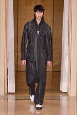 オニツカタイガー 2024-25年秋冬コレクション - 無機質な都市の冬景色｜写真19