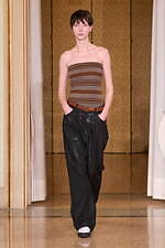 オニツカタイガー 2024-25年秋冬コレクション - 無機質な都市の冬景色｜写真20