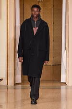 オニツカタイガー 2024-25年秋冬コレクション - 無機質な都市の冬景色｜写真21