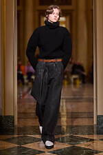 オニツカタイガー 2024-25年秋冬コレクション - 無機質な都市の冬景色｜写真23