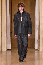 オニツカタイガー 2024-25年秋冬コレクション - 無機質な都市の冬景色｜写真24