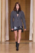 オニツカタイガー 2024-25年秋冬コレクション - 無機質な都市の冬景色｜写真26