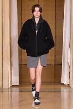 オニツカタイガー 2024-25年秋冬コレクション - 無機質な都市の冬景色｜写真29