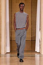 オニツカタイガー 2024-25年秋冬コレクション - 無機質な都市の冬景色｜写真30