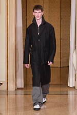 オニツカタイガー 2024-25年秋冬コレクション - 無機質な都市の冬景色｜写真34