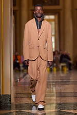 オニツカタイガー 2024-25年秋冬コレクション - 無機質な都市の冬景色｜写真36