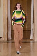 オニツカタイガー 2024-25年秋冬コレクション - 無機質な都市の冬景色｜写真37