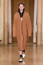 オニツカタイガー 2024-25年秋冬コレクション - 無機質な都市の冬景色｜写真38