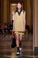 オニツカタイガー 2024-25年秋冬コレクション - 無機質な都市の冬景色｜写真40