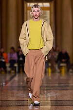 オニツカタイガー 2024-25年秋冬コレクション - 無機質な都市の冬景色｜写真41