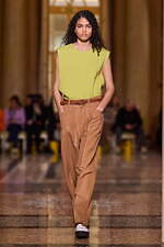 オニツカタイガー 2024-25年秋冬コレクション - 無機質な都市の冬景色｜写真43