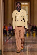 オニツカタイガー 2024-25年秋冬コレクション - 無機質な都市の冬景色｜写真44