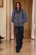 オニツカタイガー 2024-25年秋冬コレクション - 無機質な都市の冬景色｜写真45