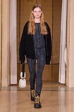 オニツカタイガー 2024-25年秋冬コレクション - 無機質な都市の冬景色｜写真48