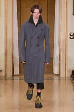 オニツカタイガー 2024-25年秋冬コレクション - 無機質な都市の冬景色｜写真49