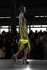 グッチ 2024年秋冬ウィメンズコレクション - 身体に立ち現れるエレガンス｜写真21