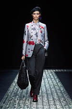 エンポリオ アルマーニ 2024年秋冬ウィメンズコレクション - 夜、あるいは光との対話｜写真2