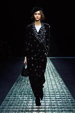 エンポリオ アルマーニ 2024年秋冬ウィメンズコレクション - 夜、あるいは光との対話｜写真55