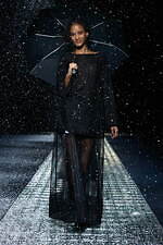 エンポリオ アルマーニ 2024年秋冬ウィメンズコレクション - 夜、あるいは光との対話｜写真76