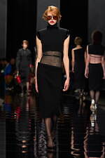 スポーツマックス 2024-25年秋冬コレクション - 美しくも退廃的なディーバに思いを馳せて｜写真8